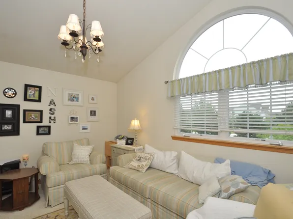 9211 S 51st St #103, Franklin, WI 53132