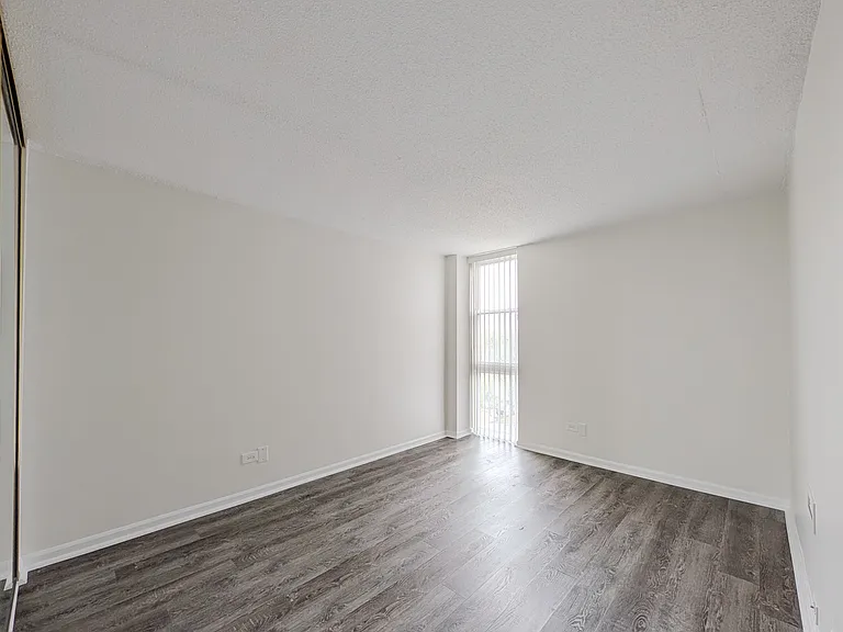 1043 S York Rd #406 — Photo 2
