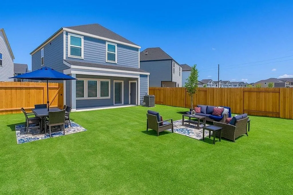 4 bed, 2.5 bath, 1719 sqft, $2,200 — Photo 2