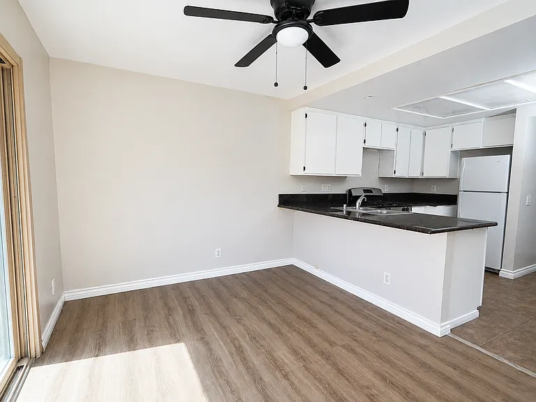 1112 S Cypress Ave #30 — Photo 4