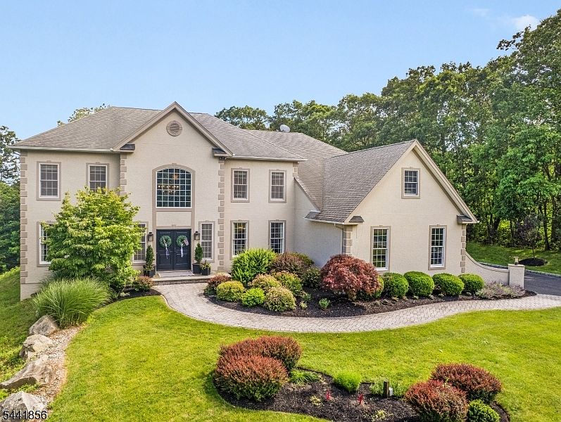 1st image of 29 Crownview Ct
