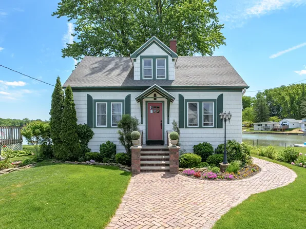 51829 Easy St, Paw Paw, MI 49079