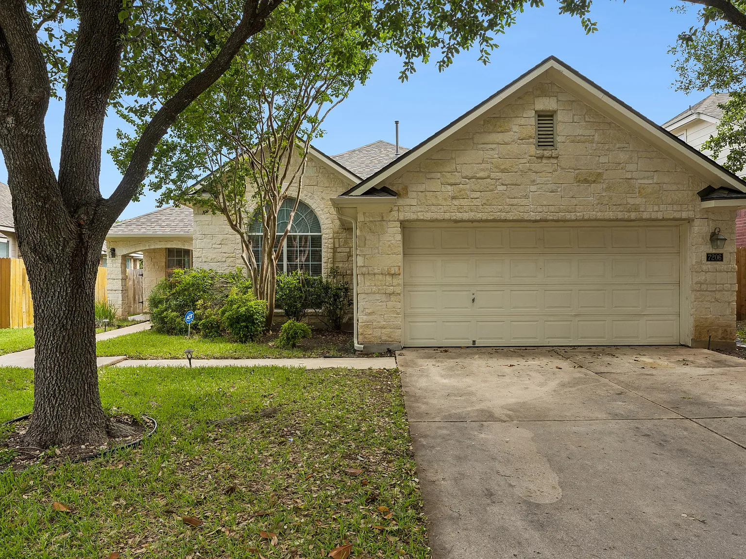 4 bed, 2147 sqft, $2,350 — Photo 2