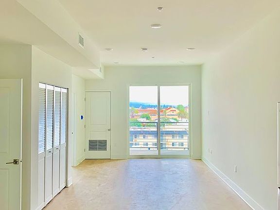 4th image of 4055 Oakwood Ave #503