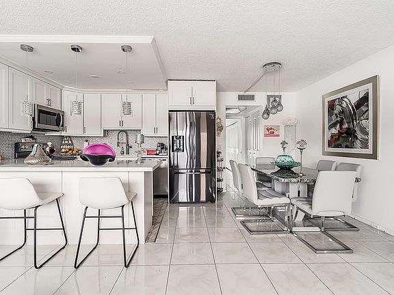 2nd image of 1012 Lincoln #1012