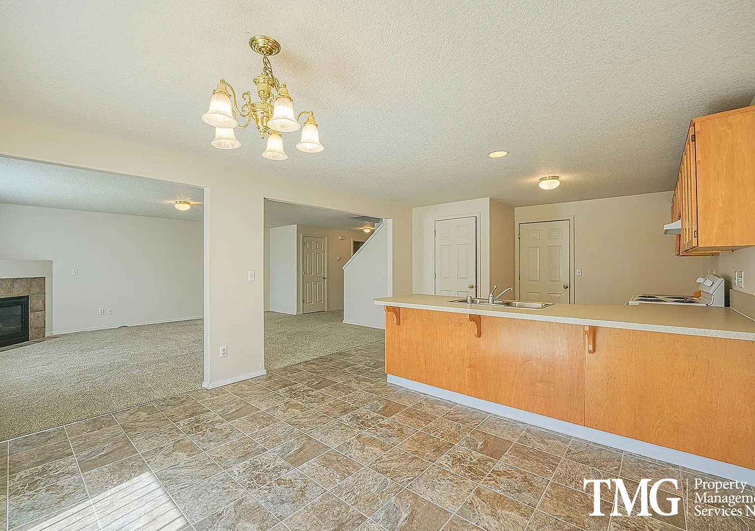 Large Beautiful 4 Bedroom Home w/ Loft & Upstairs Laundry Room! — Photo 4
