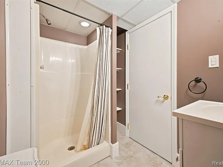 31906 Cambridge St — Photo 28