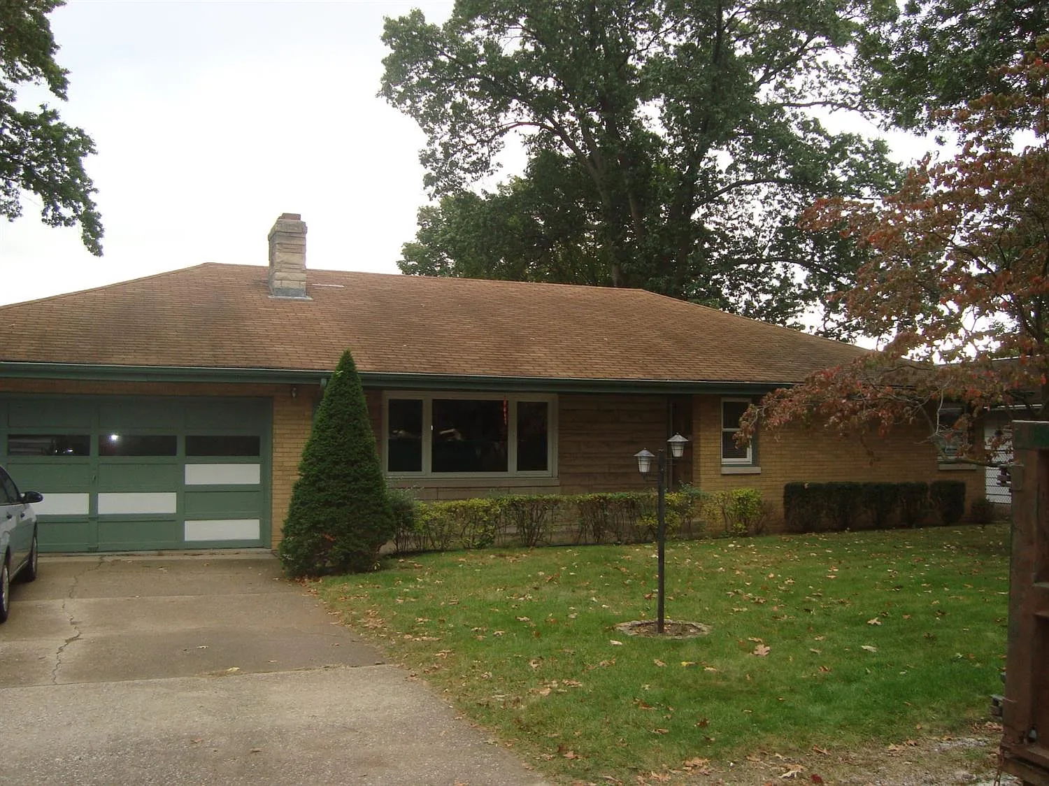 303 Gladys St photo 1