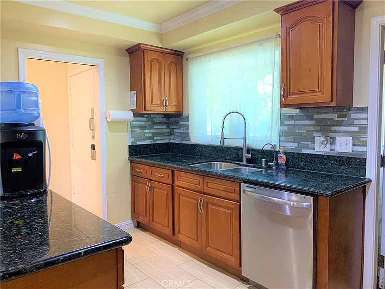 1638 Grove Pl — Photo 4