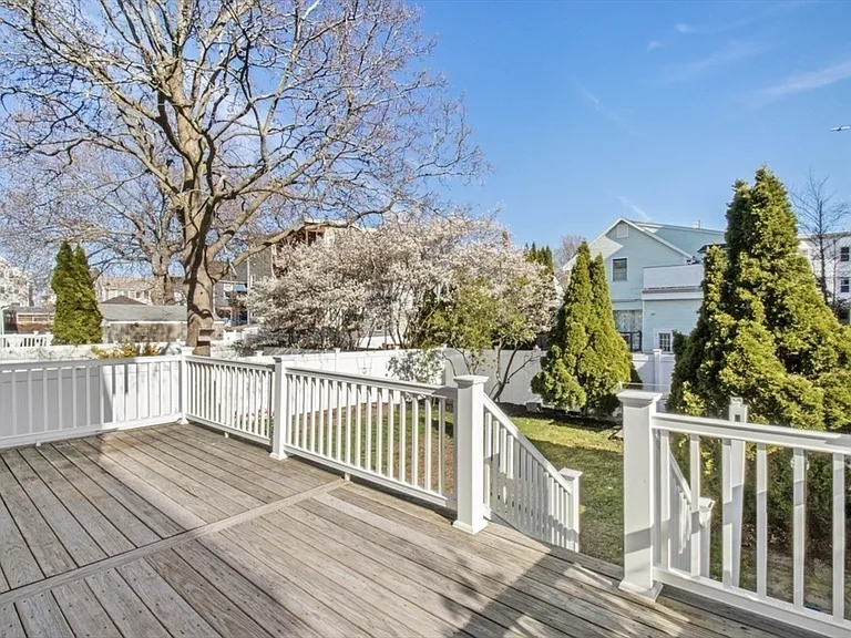 15 Wave Way Ave — Photo 26
