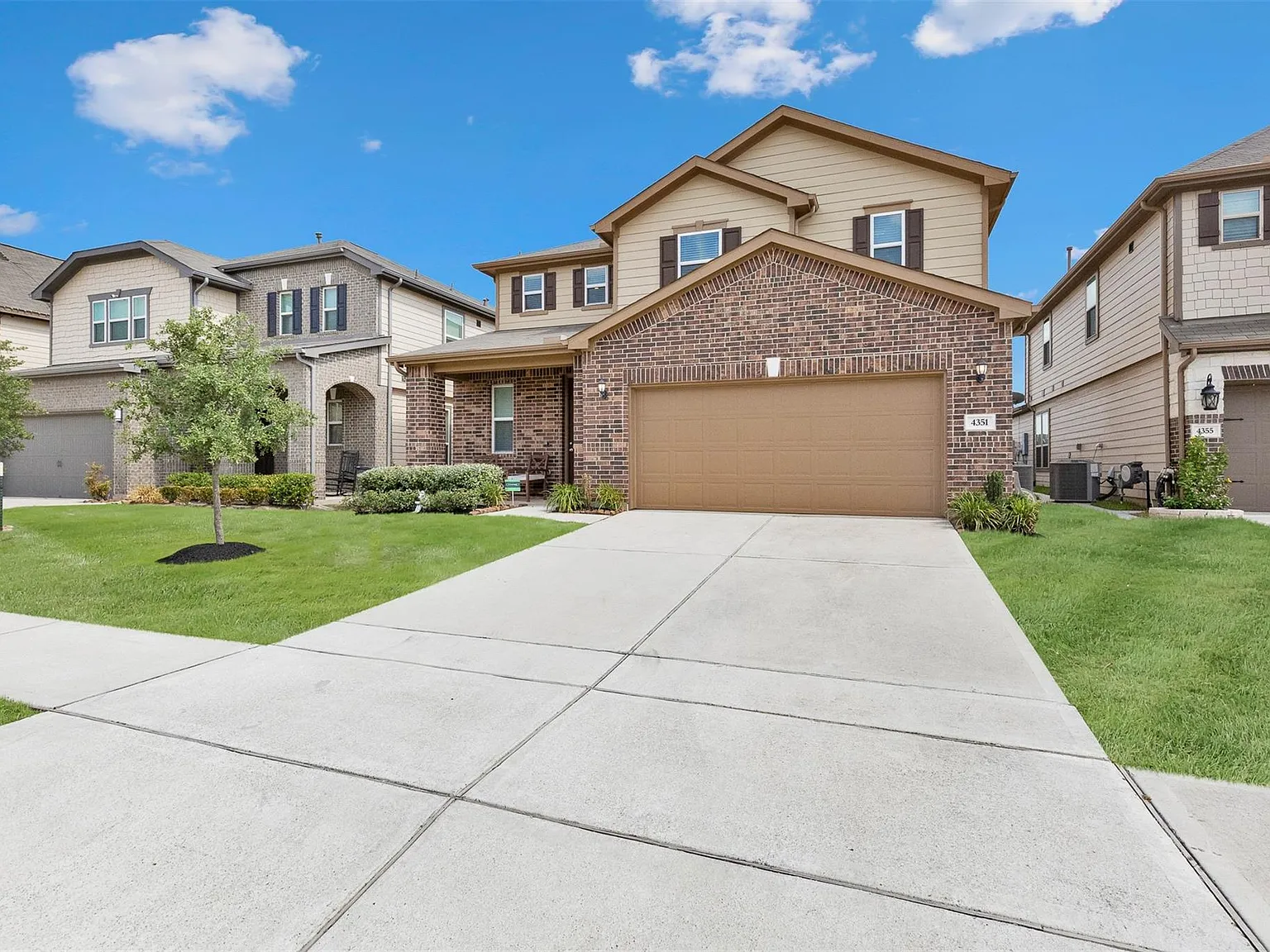 3 bed, 2.5 bath, 2680 sqft, $2,350 — Photo 2