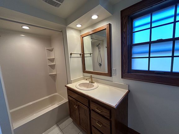 5th image of 636 W Capitol Dr