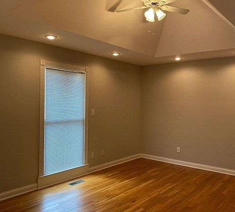 4th image of 250 Phelps Ct