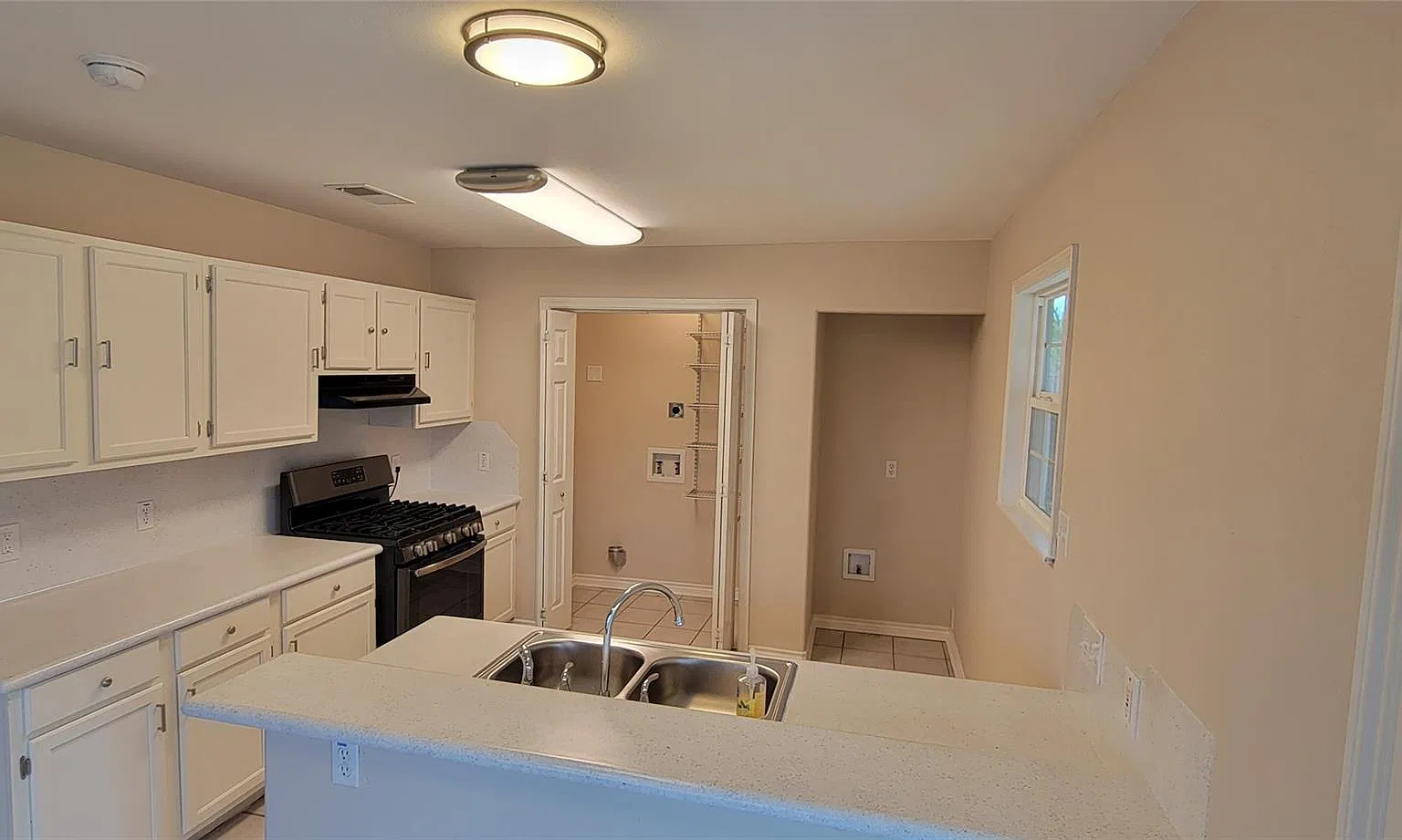 3 bed, 2.0 bath, 1122 sqft, $1,850 — Photo 4