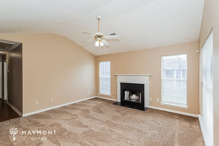 3 bed, 2.0 bath, 1358 sqft, $1,645 — Photo 3