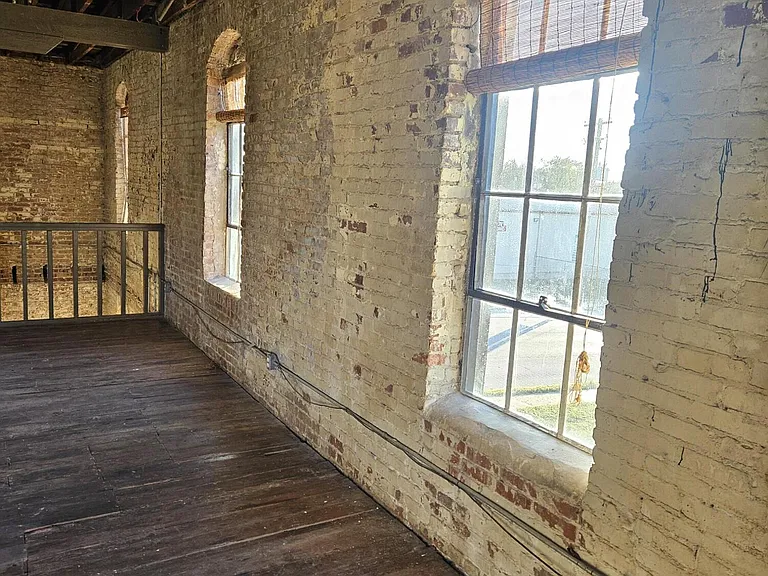 1303 W College St — Photo 21