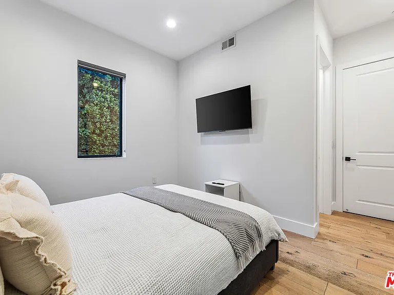 18903 Hatteras St — Photo 36