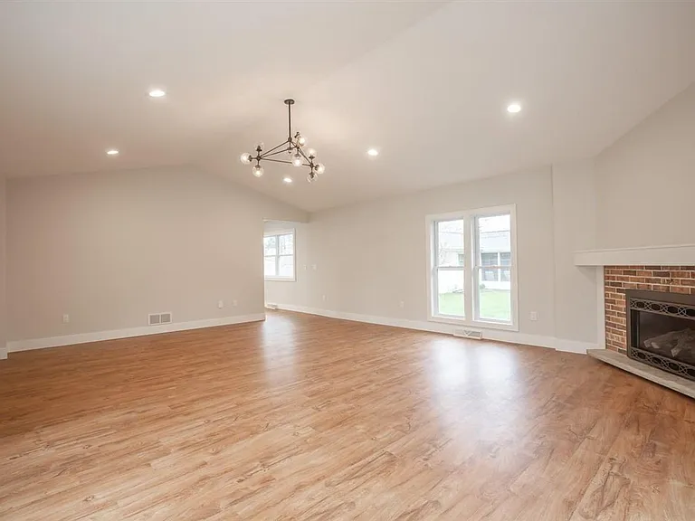 364 E Mac Arthur St — Photo 12