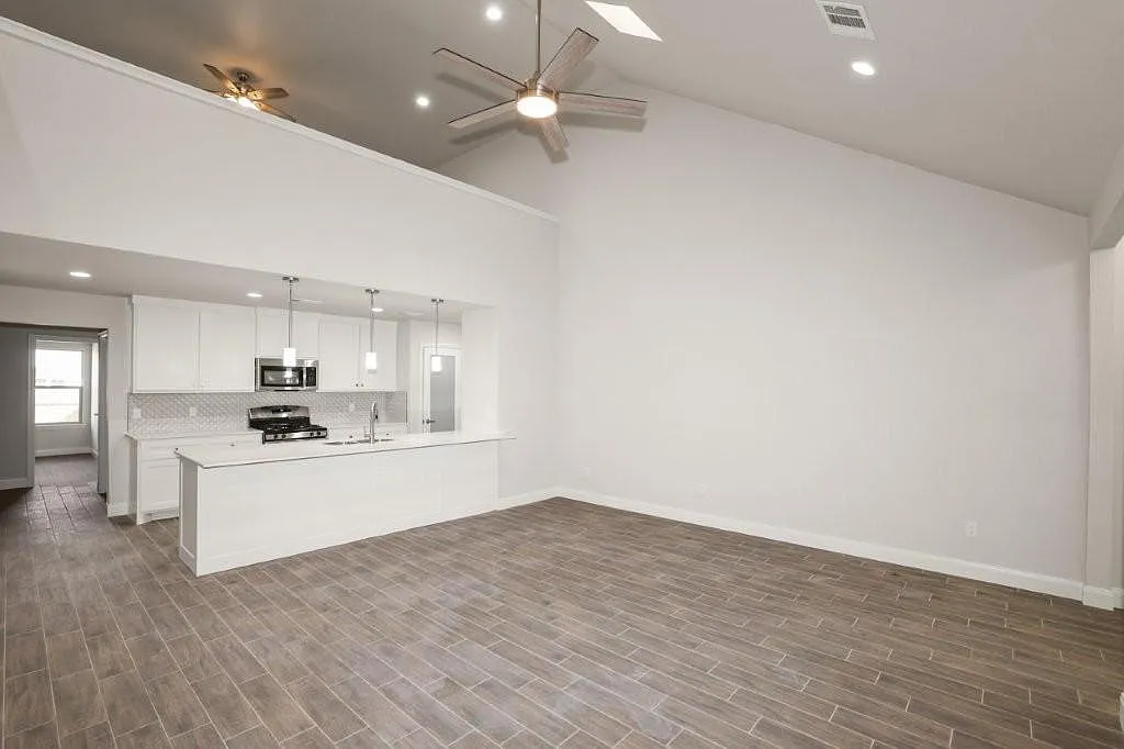 7627 Woodford Ave - 7627 Woodford — Photo 4