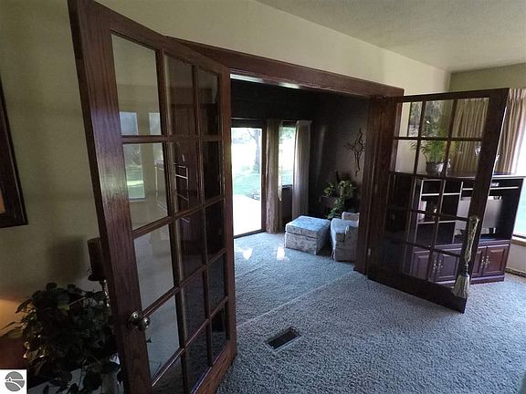 4th image of 144 N Shore Dr E