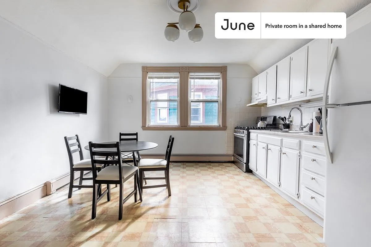Queen bedroom in 3 bed/1 bath home in Roxbury #937 C — Photo 2