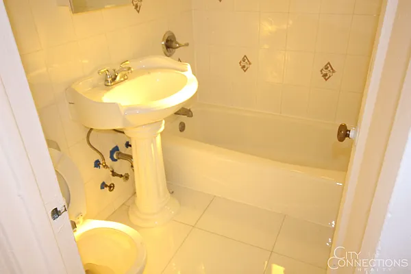 Rented by City Connections Realty | media 26