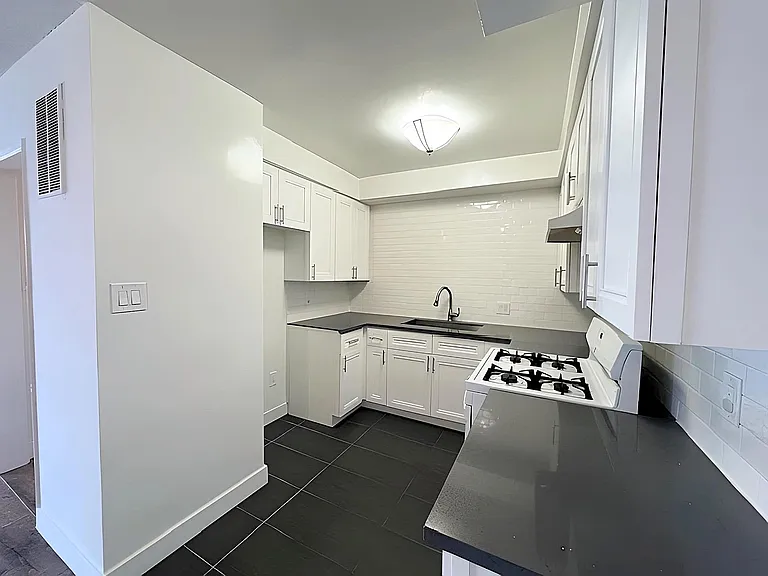 5030 Maplewood Ave #104 — Photo 3