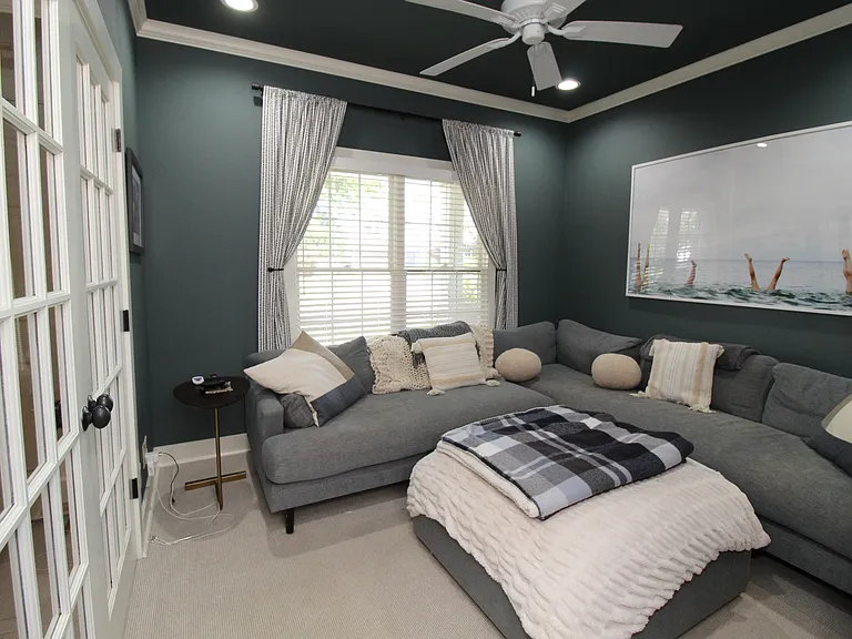 1401 NE Dysart Woods Ln — Photo 15