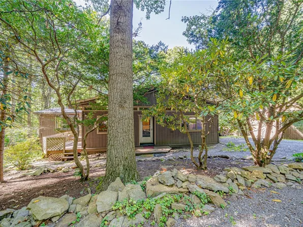 218 Horse Shoe Bend Rd, Acme, PA 15610