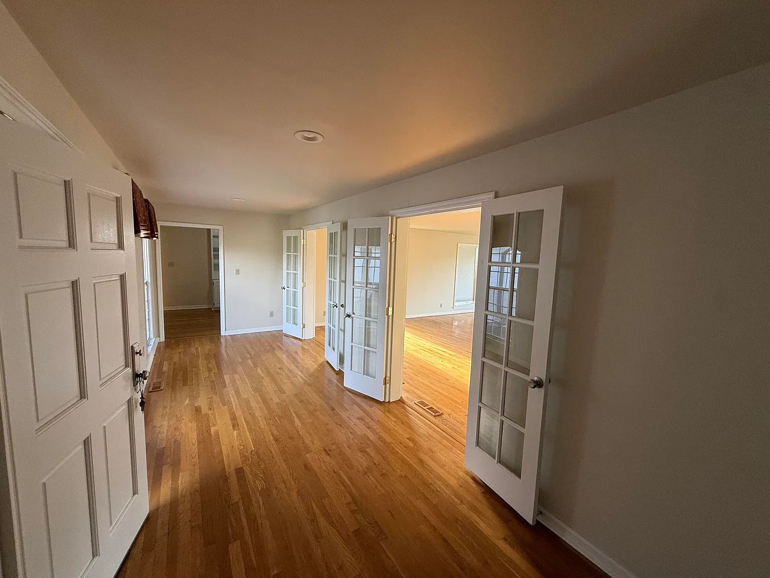4 bed, 3.5 bath, 3651 sqft, $4,500 — Photo 2