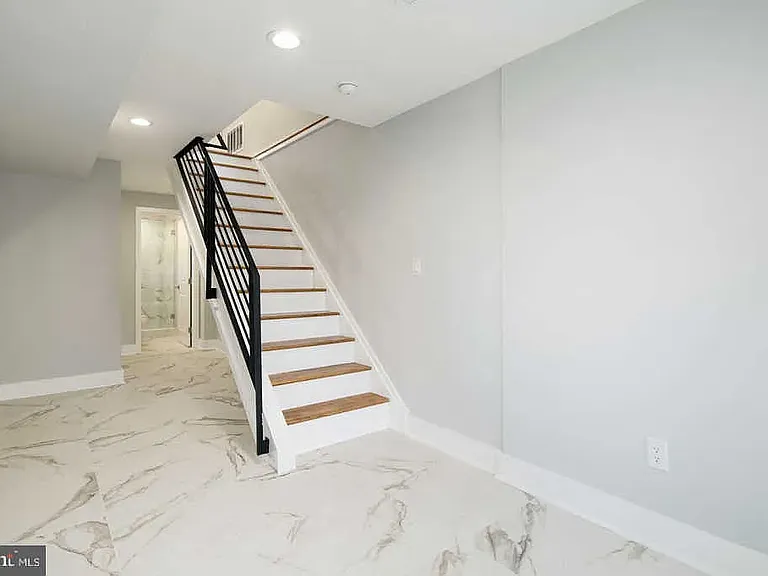 127 W Dauphin St — Photo 18