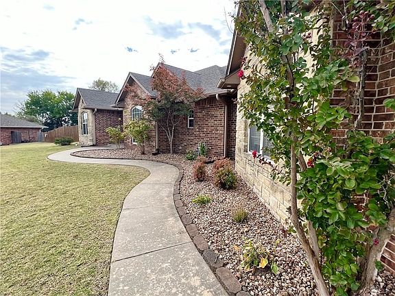 4th image of 1203 Cambridge Dr
