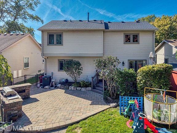 3rd image of 23577 Donaldson St