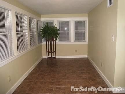 Breakfast Area
						:
						Great spot to have breakfast, open the blinds and get sun drenched.