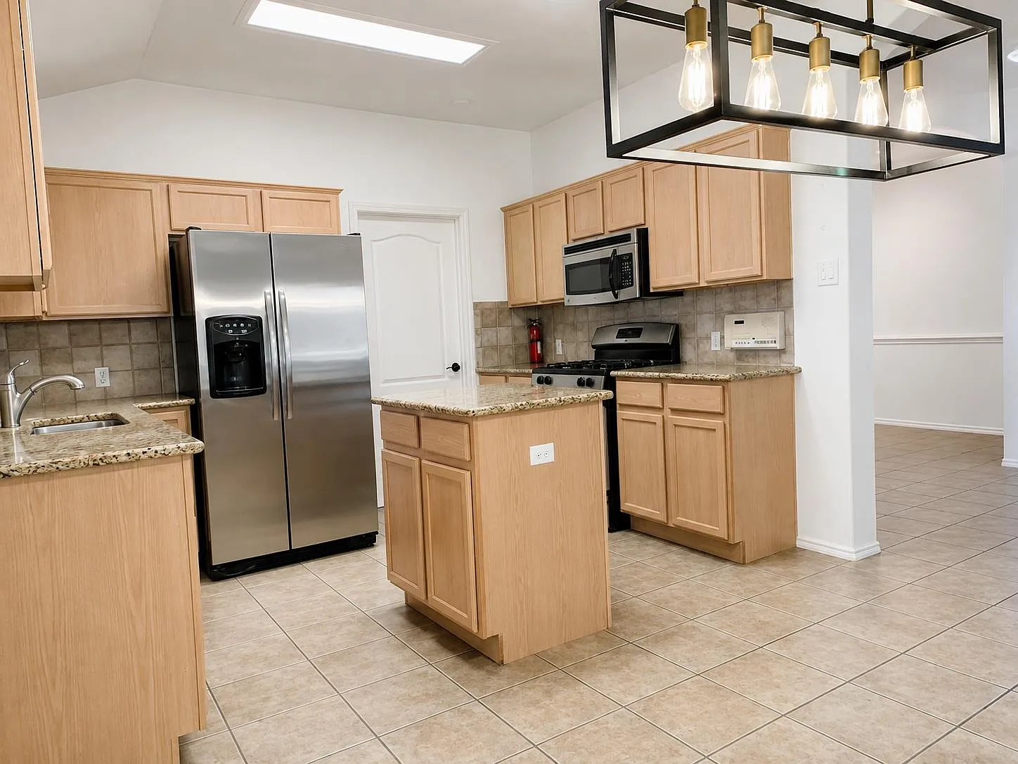 3 bed, 2.0 bath, 2199 sqft, $2,200 — Photo 4