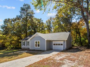 204 Red Oak Dr, Spring Lake, NC 28390