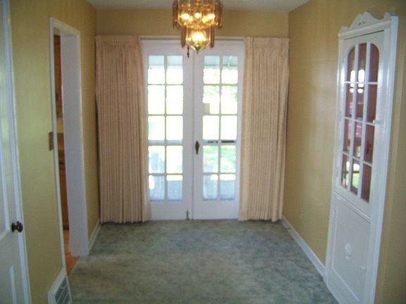 3rd image of 15860 Glenridge Ave