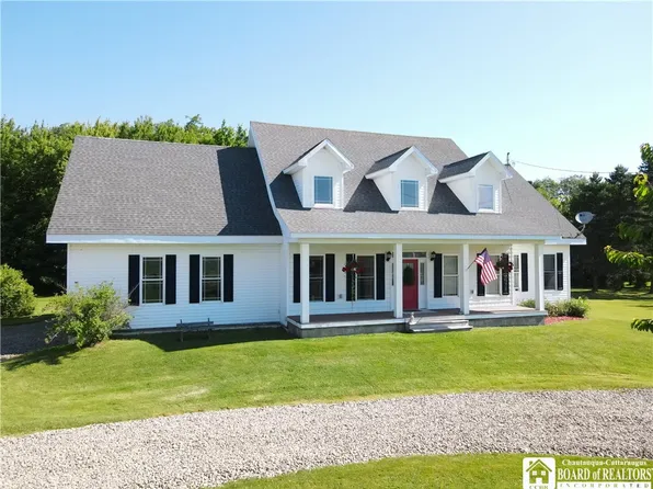 15 Dickinson St, Silver Creek, NY 14136