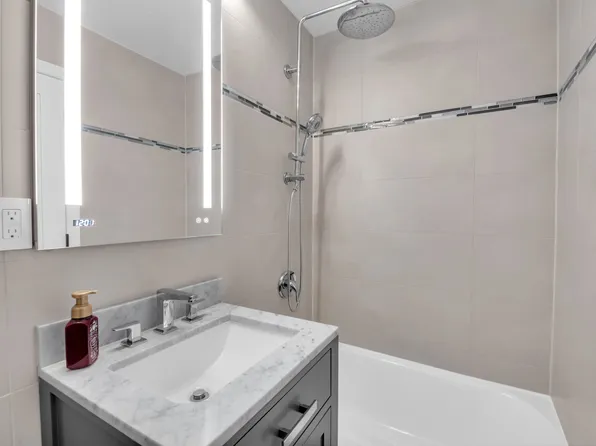 25-20 Newtown Avenue image 11 of 14