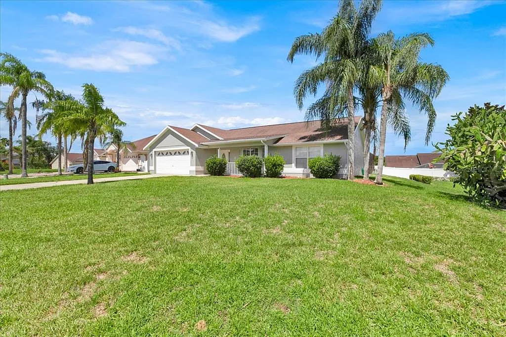 4 bed, 2.0 bath, 1971 sqft, $2,650 — Photo 2