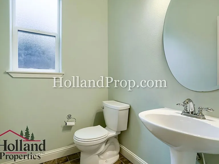 319 NW Wildwood St — Photo 23