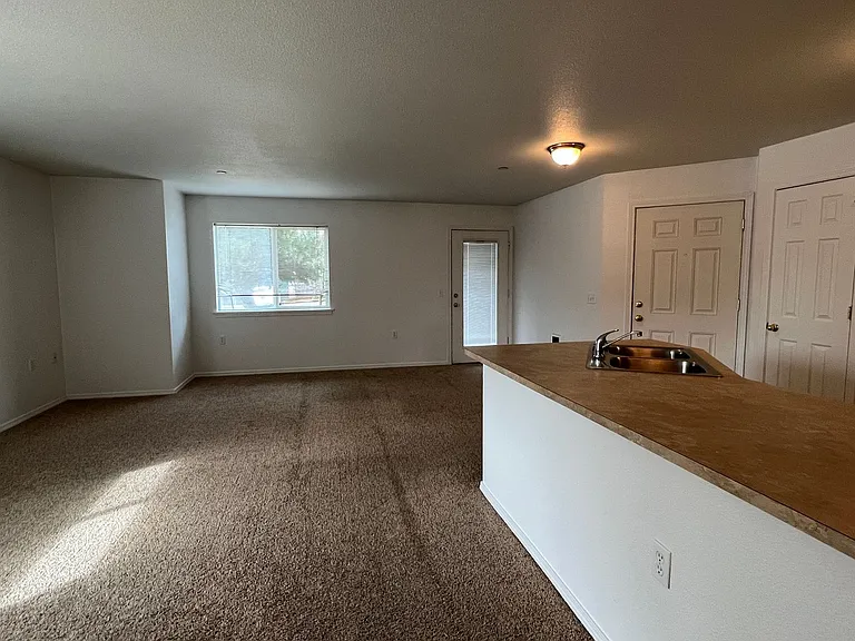 Ellendale Manor Apartments — Photo 24