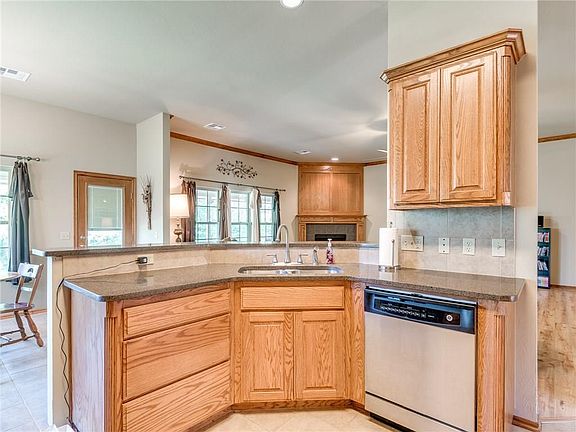 5th image of 11523 Hilltop Dr
