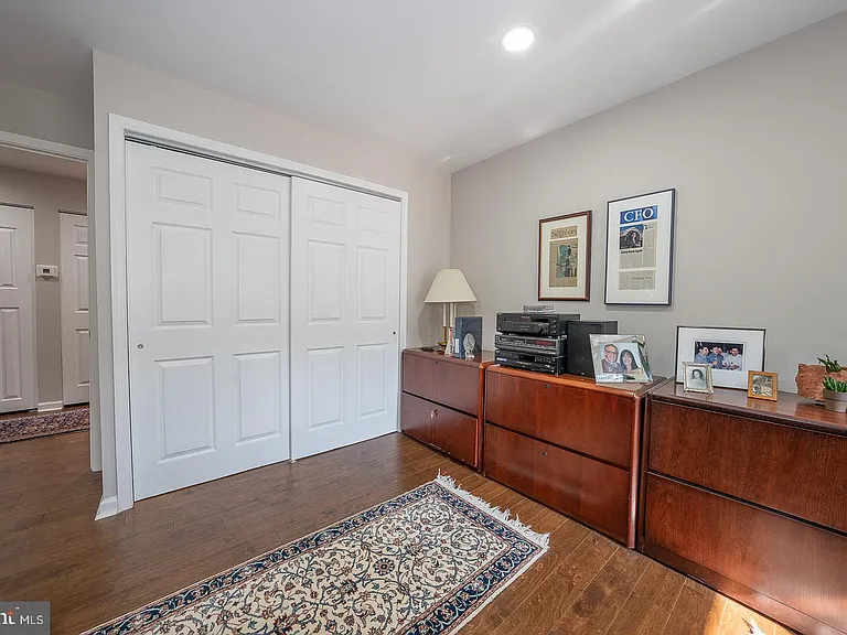 1710 Oakwood Ter #B — Photo 16