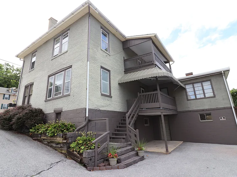 517 E Main St — Photo 2