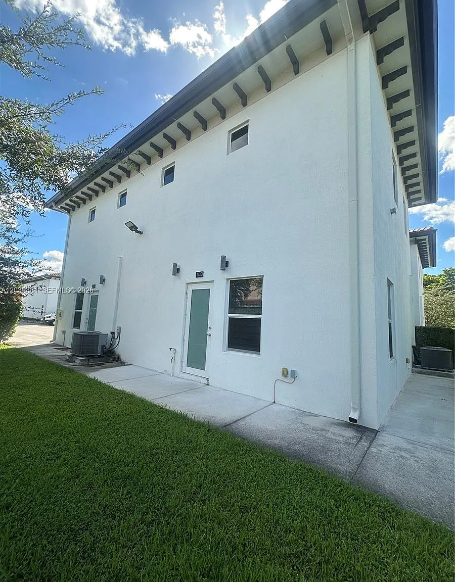 2 bed, 2.5 bath, 1000 sqft, $2,600 — Photo 2