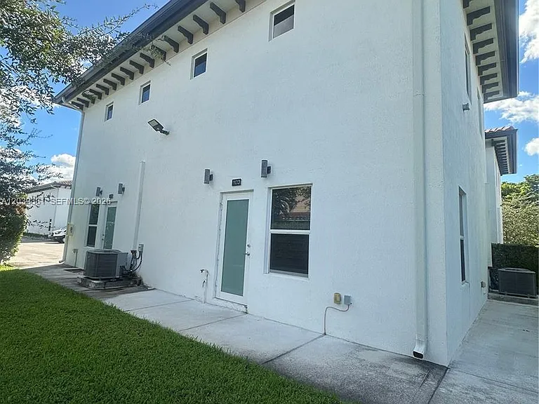 6410 SW 139th Avenue Rd #203 — Photo 2