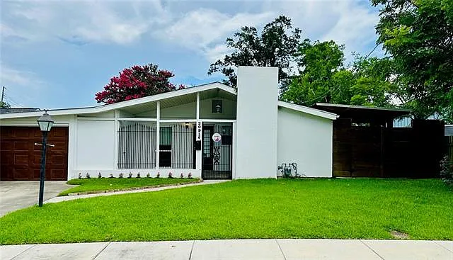 209 Douglas Dr — Photo 2