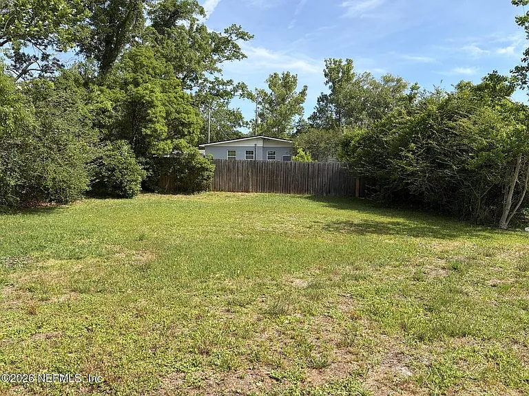 223 Collen Rd N — Photo 11