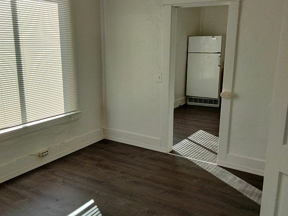 4th image of 3011 E Queen Ave #3
